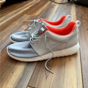 Brand new men’s size 8 Nike roshes